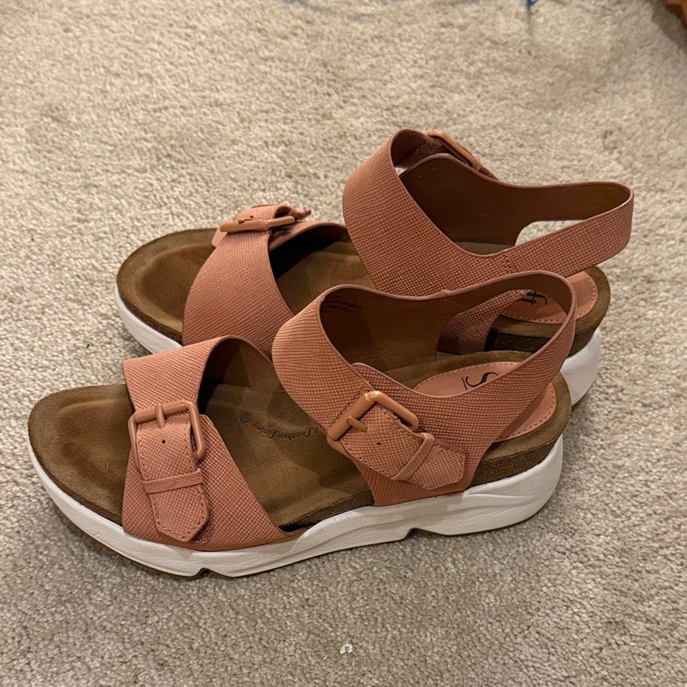 Women's Pink Sandals sofft comfort size 9M fall wedge buckle dusty rose NWOT